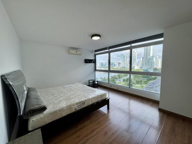 Elegant apartment for sale on Balboa Avenue. Bayfront. 1 BDR; 1.5 baths.