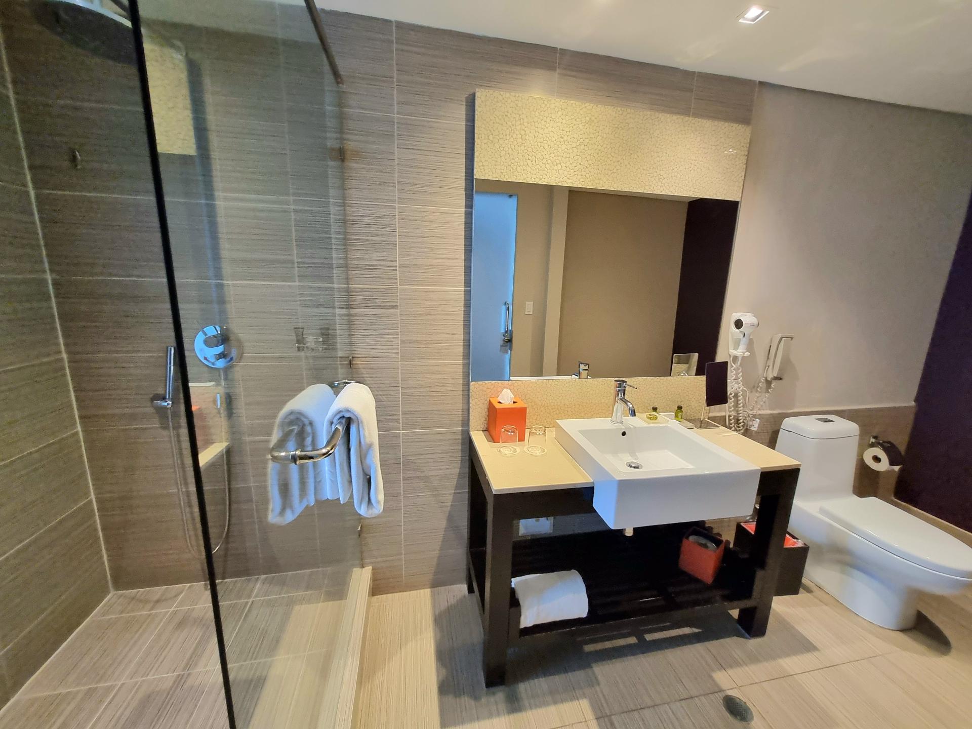 EN VENTA LUJOSA HABITACIÓN HOTELERA CON VISTA A LA CIUDAD