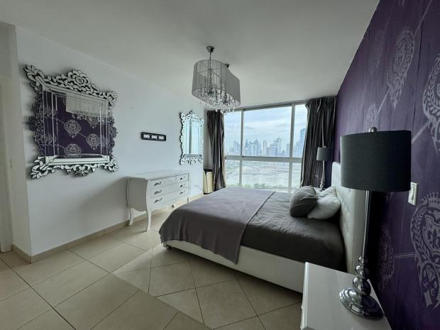 Appartement spectaculaire à White Tower, situé au cœur de Balboa Avenue.