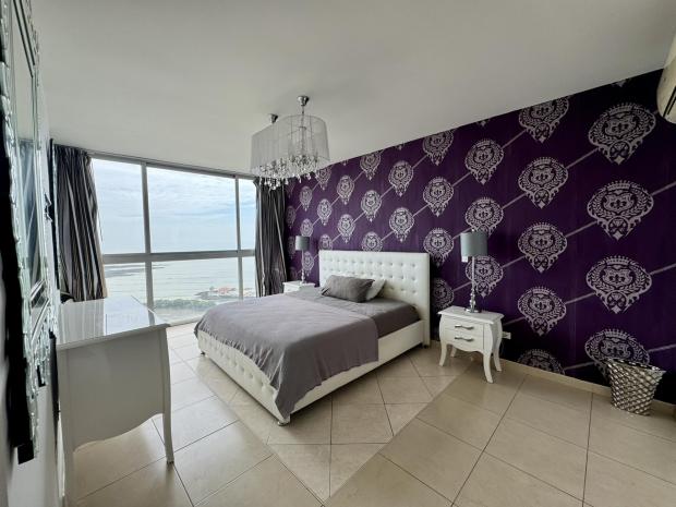 Appartement spectaculaire à White Tower, situé au cœur de Balboa Avenue.