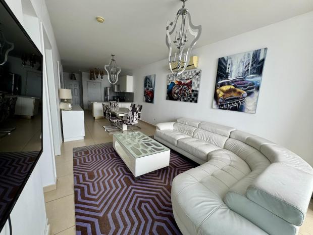 Appartement spectaculaire à White Tower, situé au cœur de Balboa Avenue.