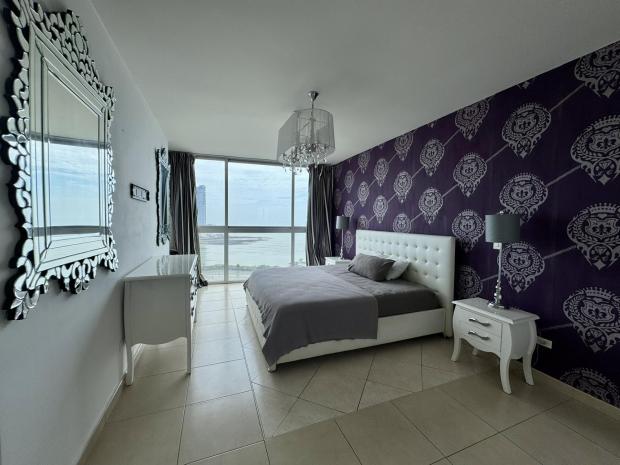 Appartement spectaculaire à White Tower, situé au cœur de Balboa Avenue.