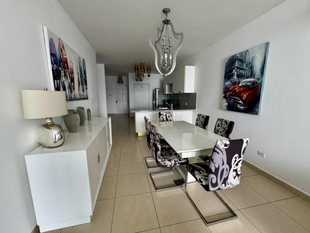 Appartement spectaculaire à White Tower, situé au cœur de Balboa Avenue.