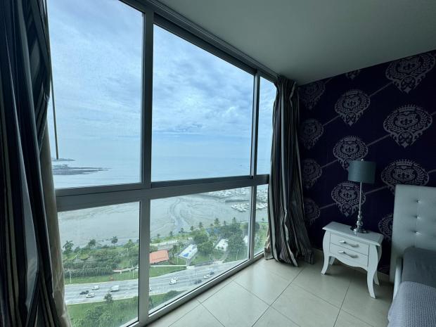Appartement spectaculaire à White Tower, situé au cœur de Balboa Avenue.