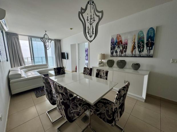 Appartement spectaculaire à White Tower, situé au cœur de Balboa Avenue.