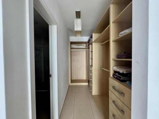 Appartement spectaculaire à White Tower, situé au cœur de Balboa Avenue.