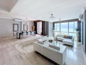 VIVA%20EL%20LUJO%20FRENTE%20AL%20MAR%20EN%20PUNTA%20PAC%C3%8DFICA%20%E2%80%93%20ALQUILER%20DE%20APARTAMENTO%20EN%20PH%20BLUE%20BAH%C3%8DA