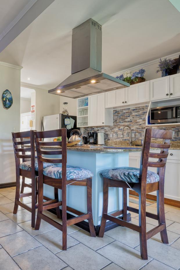 Surfside Towers Condo, Unit 304: Walk to beach