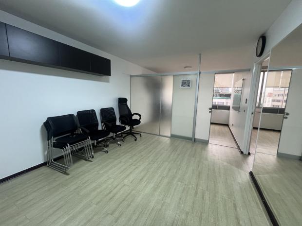 ALQUILER OFICINA CERCA PARQUE KENNEDY 3 ESPACIOS 1 BANO MIRAFLORES