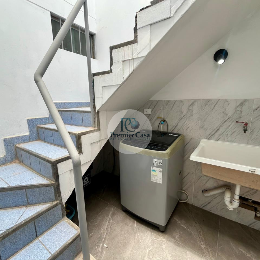 HERMOSA CASA AMOBLADA DE DOS PISOS CON BALCON EN SAN BARTOLO 5HAB 3BAÑ 2DEP