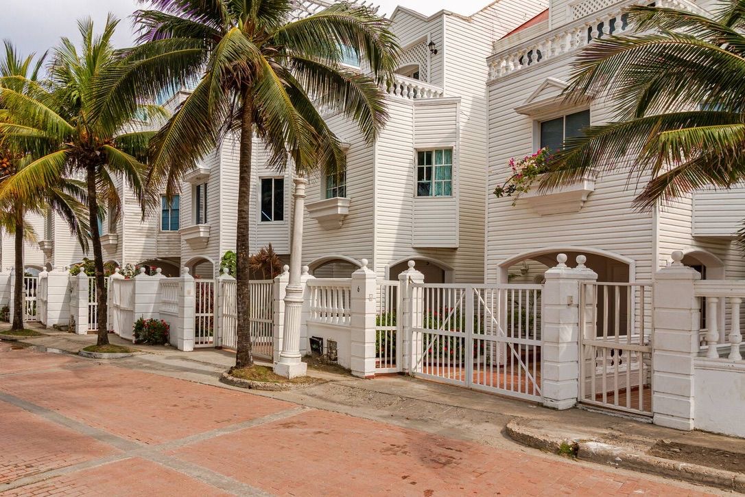 Cartagena, La Boquilla, Rare Beachfront townhouse for sale