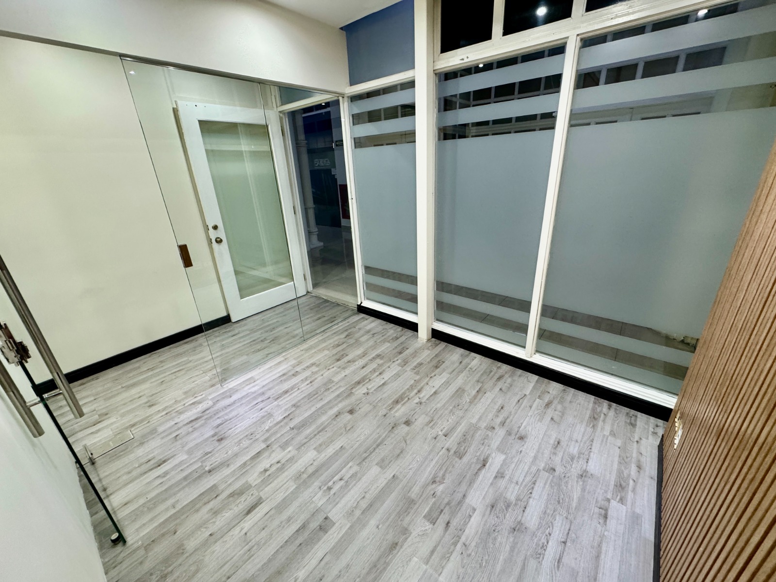 Office 31A with Visibility and Glass Front Plaza Paitilla Panama