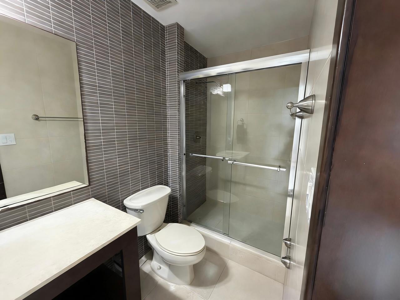 Apartamento Amoblado de 2 Habitaciones en PH Riverside Costa del Este