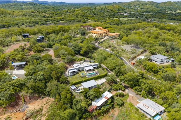 Modern 2 Bedroom, 2 bath home close to Beaches