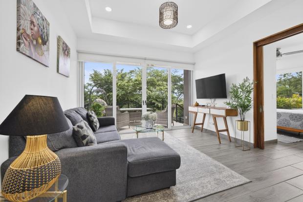 Modern 2 Bedroom, 2 bath home close to Beaches