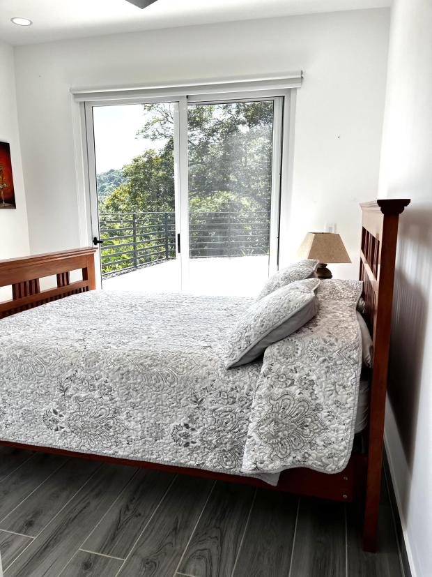 Modern 2 Bedroom, 2 bath home close to Beaches