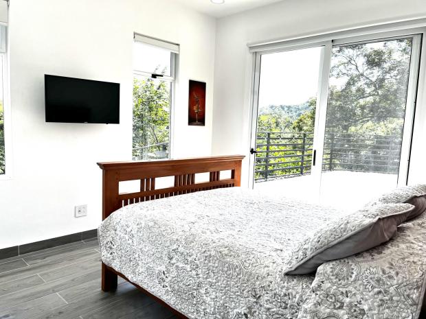 Modern 2 Bedroom, 2 bath home close to Beaches