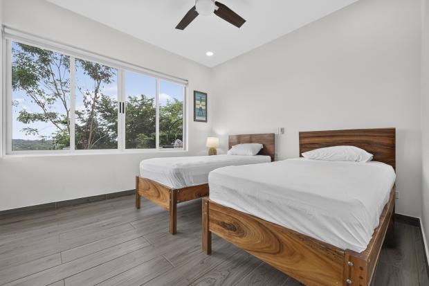 Modern 2 Bedroom, 2 bath home close to Beaches