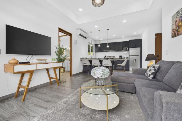 Modern 2 Bedroom, 2 bath home close to Beaches