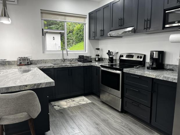 Modern 2 Bedroom, 2 bath home close to Beaches