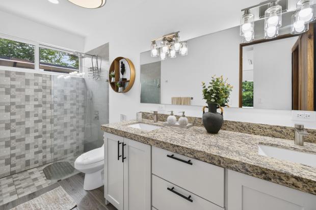 Modern 2 Bedroom, 2 bath home close to Beaches