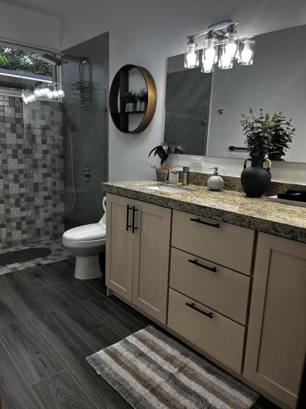 Modern 2 Bedroom, 2 bath home close to Beaches