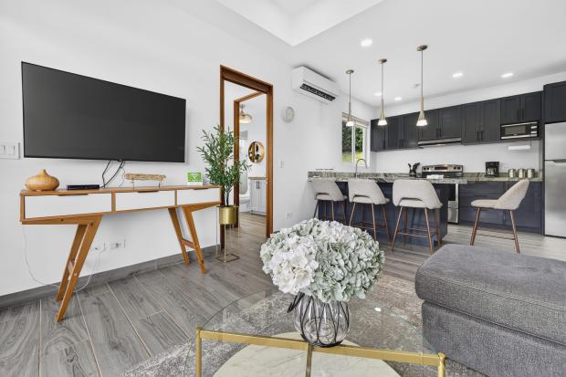 Modern 2 Bedroom, 2 bath home close to Beaches