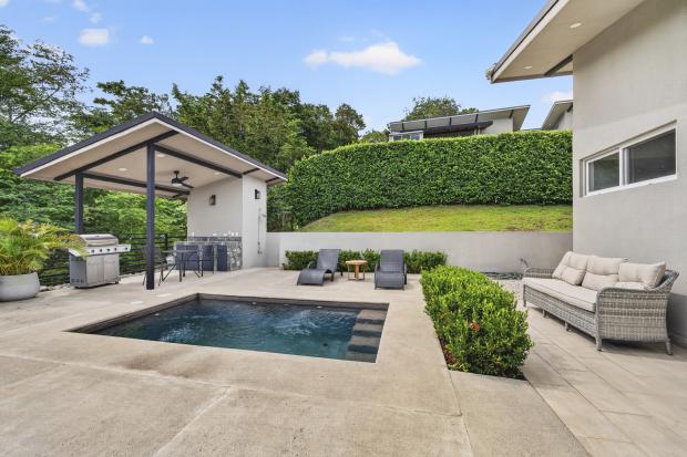 Modern 2 Bedroom, 2 bath home close to Beaches