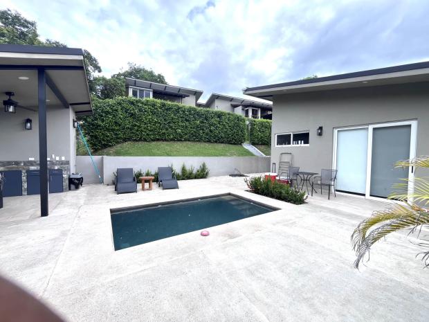 Modern 2 Bedroom, 2 bath home close to Beaches