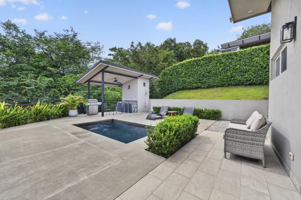 Modern 2 Bedroom, 2 bath home close to Beaches
