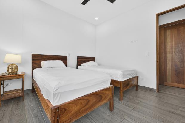 Modern 2 Bedroom, 2 bath home close to Beaches