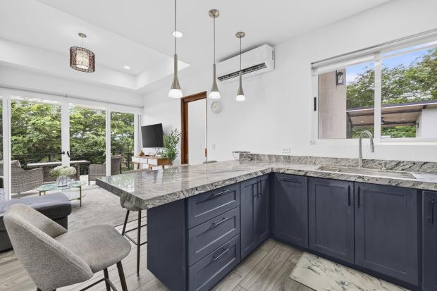 Modern 2 Bedroom, 2 bath home close to Beaches