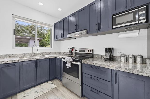 Modern 2 Bedroom, 2 bath home close to Beaches