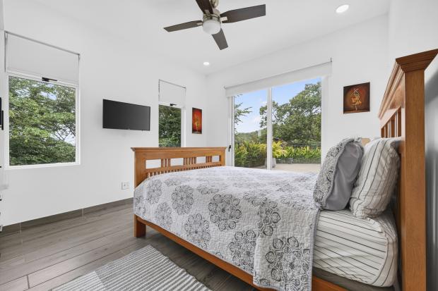 Modern 2 Bedroom, 2 bath home close to Beaches