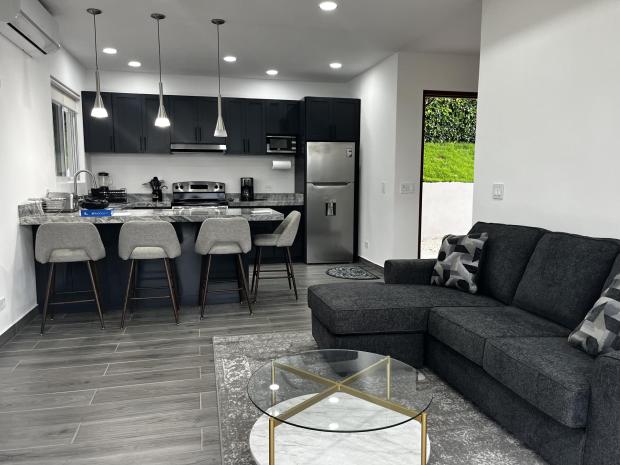 Modern 2 Bedroom, 2 bath home close to Beaches