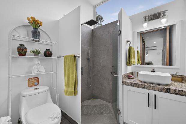 Modern 2 Bedroom, 2 bath home close to Beaches