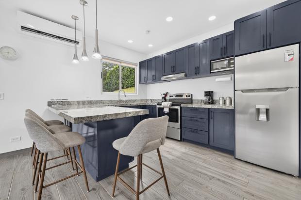 Modern 2 Bedroom, 2 bath home close to Beaches