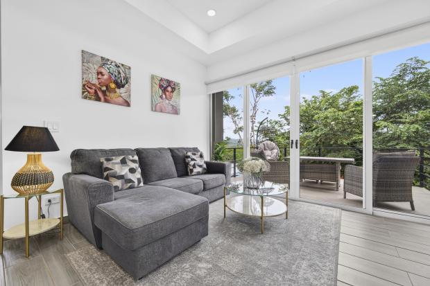 Modern 2 Bedroom, 2 bath home close to Beaches