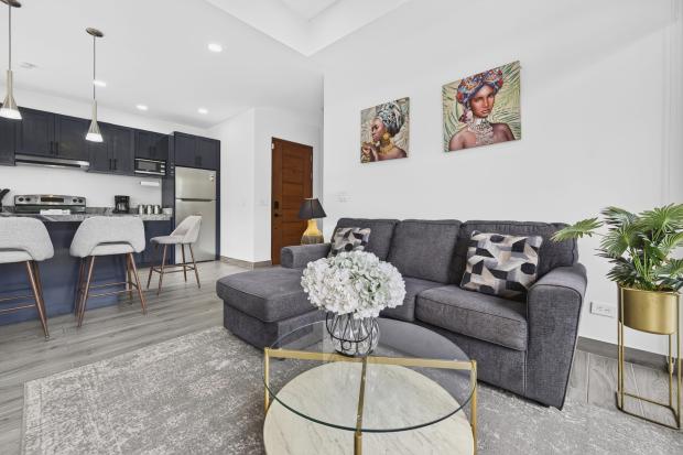Modern 2 Bedroom, 2 bath home close to Beaches