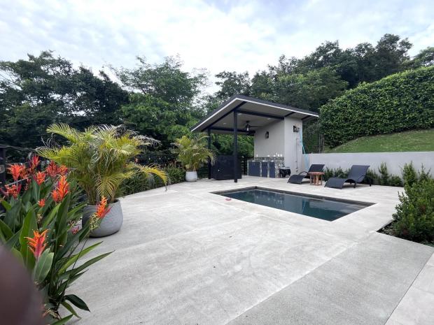 Modern 2 Bedroom, 2 bath home close to Beaches