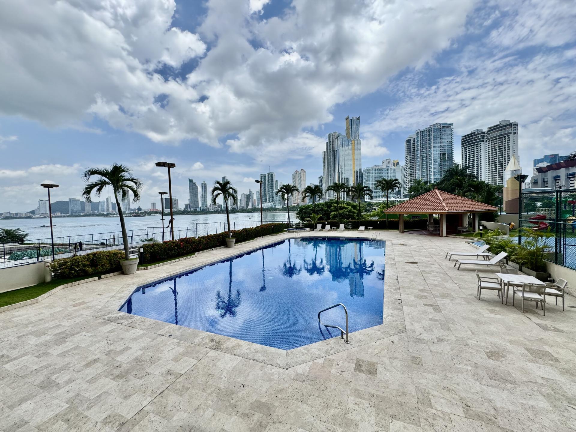 Apartamento de 3 Recámaras con Vista al Mar en Venta en Golden Palace Paitilla