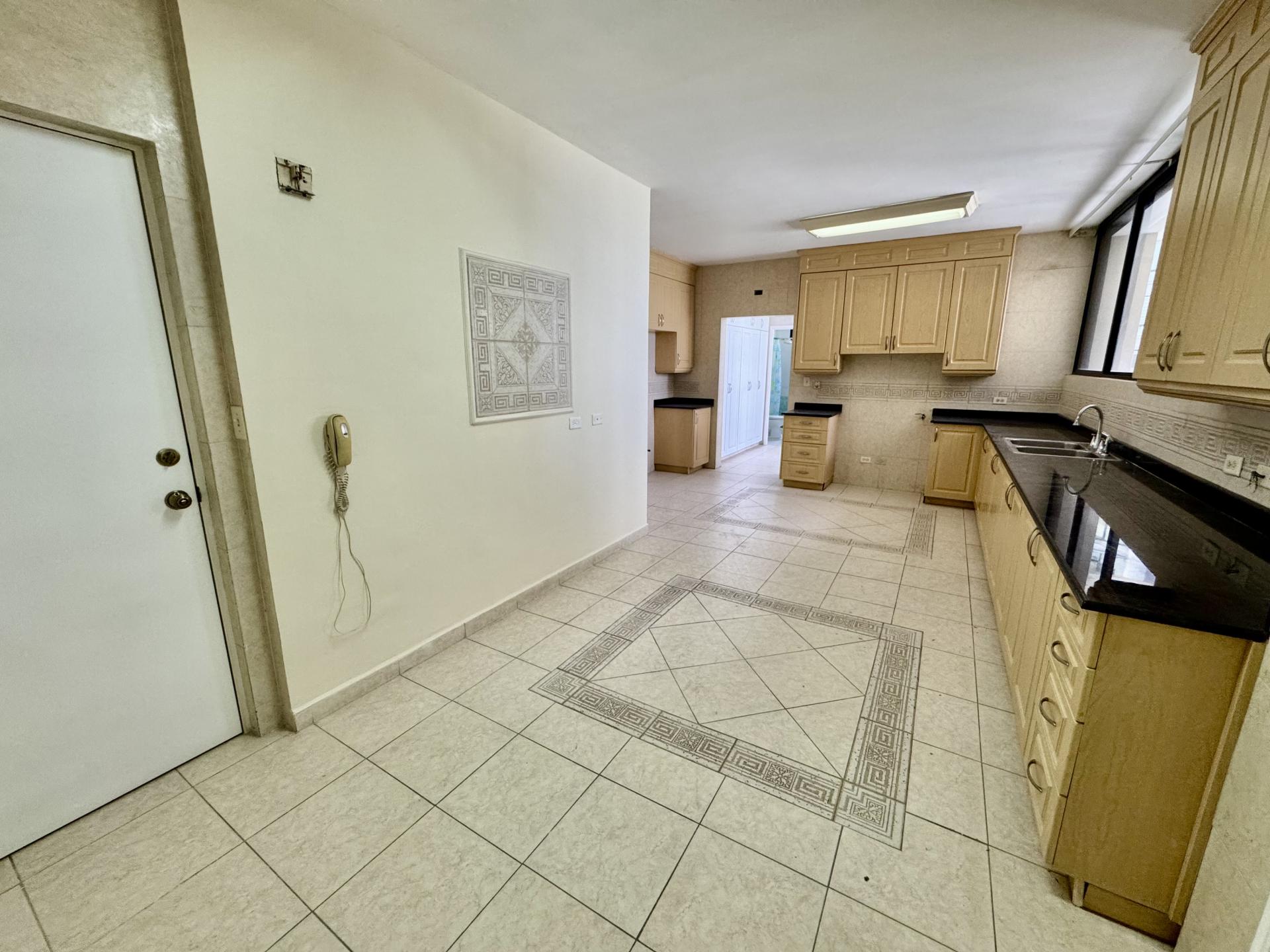 Apartamento de 3 Recámaras con Vista al Mar en Venta en Golden Palace Paitilla