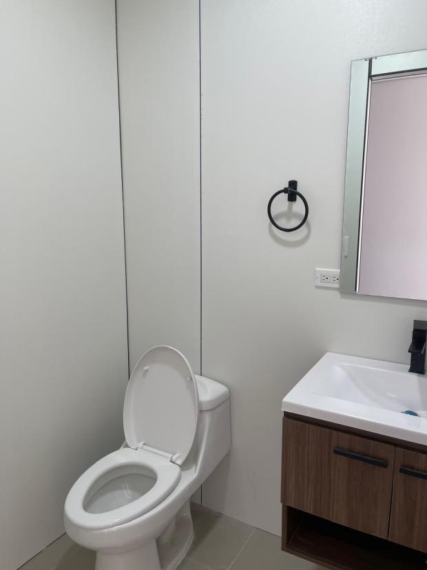 BUREAU 1202 AVEC SALLE DE BAINS PRIVÉE ET BAIES VITRÉES À RBS TOWER