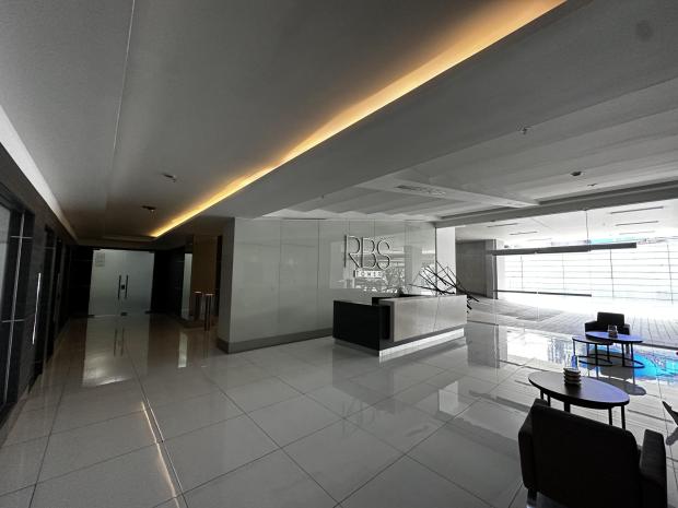 BUREAU 1202 AVEC SALLE DE BAINS PRIVÉE ET BAIES VITRÉES À RBS TOWER