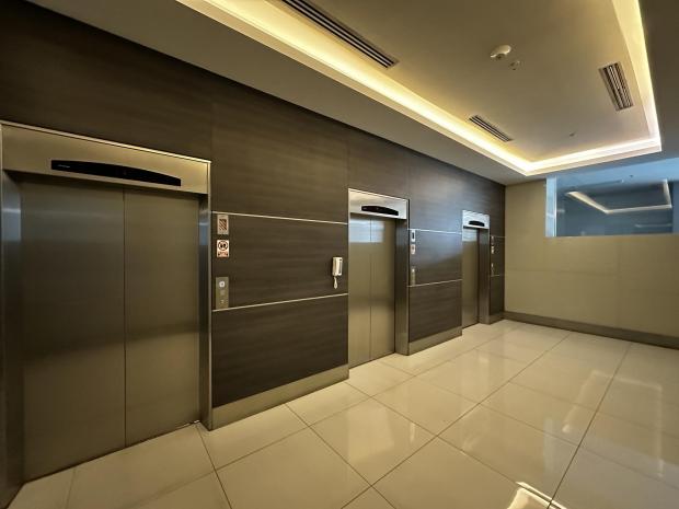 BUREAU 1202 AVEC SALLE DE BAINS PRIVÉE ET BAIES VITRÉES À RBS TOWER